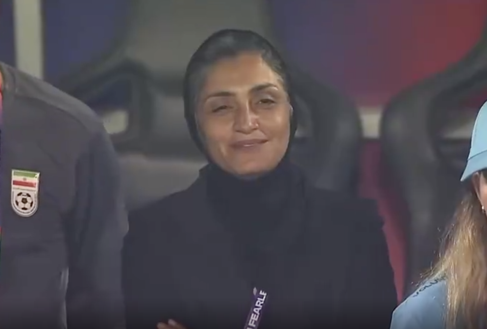 49图库官网首页-祖国遭袭！戴头巾的伊朗女足球员集体拒唱国歌 有人微笑有人落泪