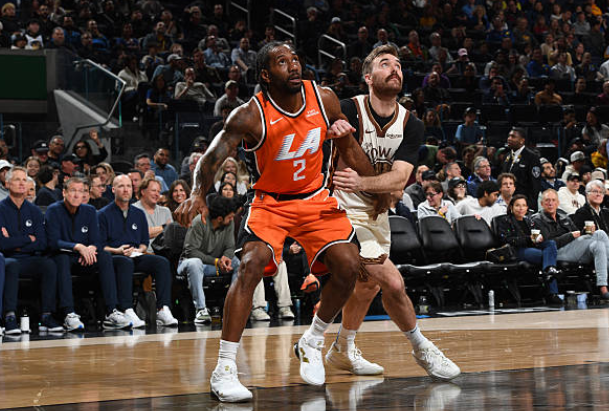 49图库 官网-勇三崩快船轰72-45逆转！与对手仅差1.5胜场 勇士将打雷霆和火箭